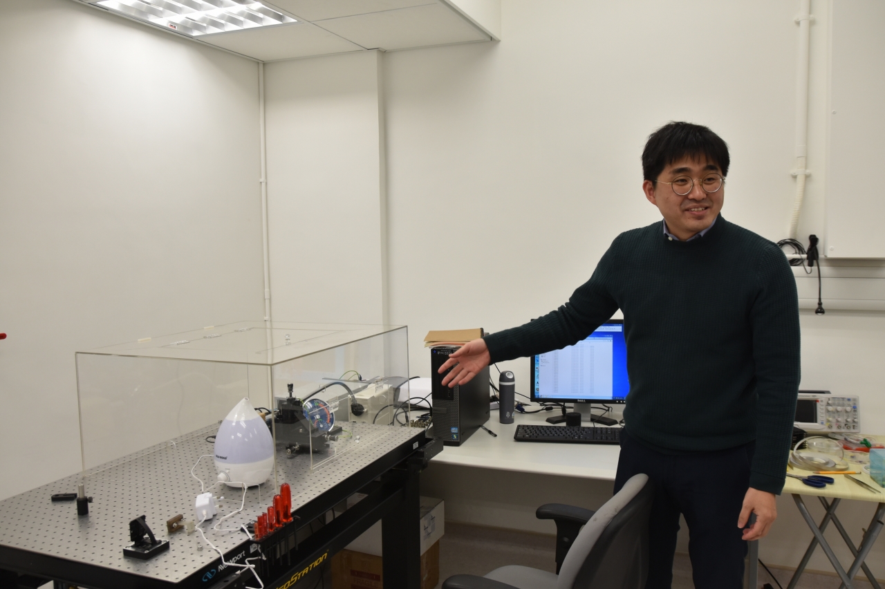 ▲ Prof. Kim Ji-tae introducing the laboratory apparatus he designed by himself