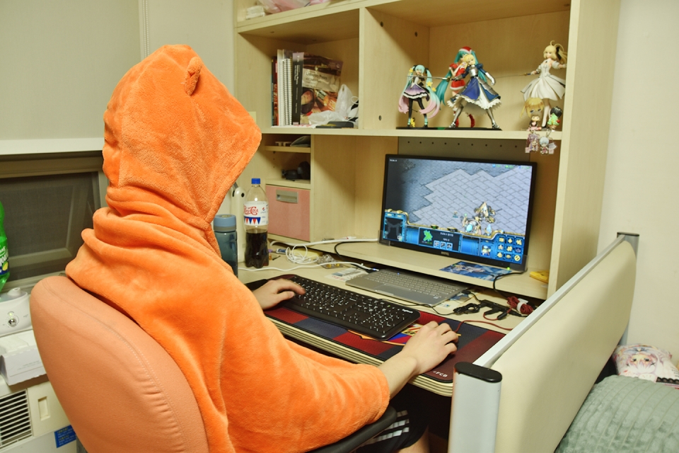 ▲본인의 생활관 방에서 스타크래프트를 플레이하고 있는 이정현 학우의 모습
