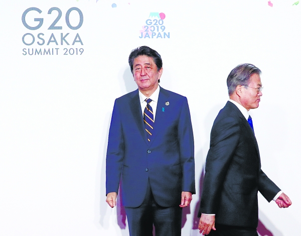 ▲Moon Jae In, passing by Shinzo Abe, the Prime Minister of Japan at the G20 Osaka summit