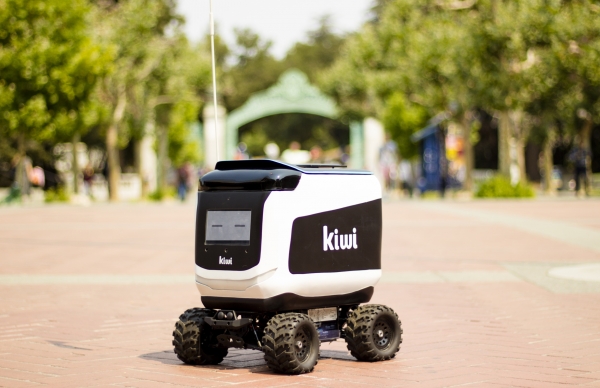 ▲A Kiwibot in front of a university campus