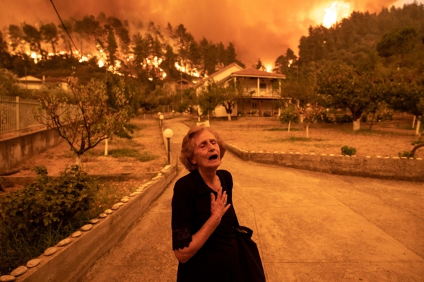 ▲A wildfire in Greece, thousands of residents leaving behind their burning houses, on Aug. 8 / Bloomberg