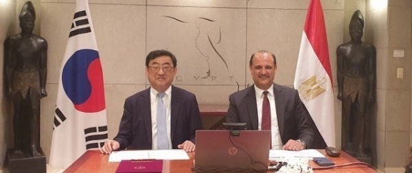 ▲우리대학 김무환 총장(좌)과 이집트 하짐 파미 대사가 DEBI 협약을 체결하고 있다