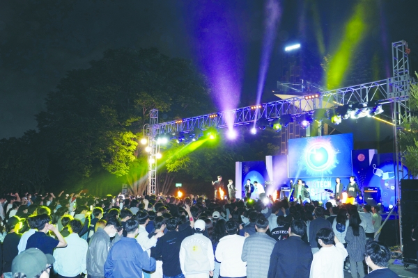 ▲A large crowd by the main stage enjoying the performance / POSTECH Gallery