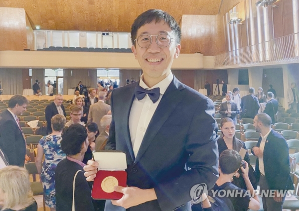 ▲Prof. Huh, one of this year's Fields Medal winners, with a medal in his hand / Yonhap News