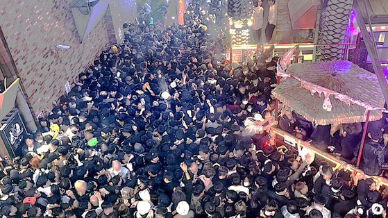 ▲A large crowd in an alley at the time of the disaster / Yonhap News