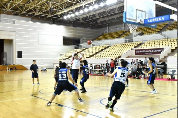▲Current and alumni POBBA members playing basketball