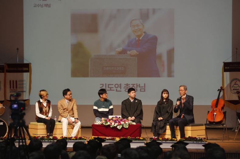 ▲President Kim speaking at the matriculation ceremony talk show.