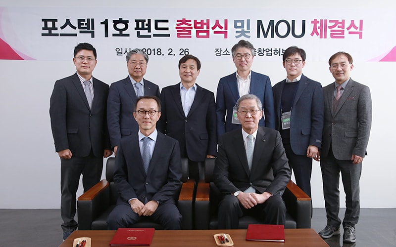 ▲Hwang Ho-sung (front-left) and President Kim Doh-Yeon (front-right)