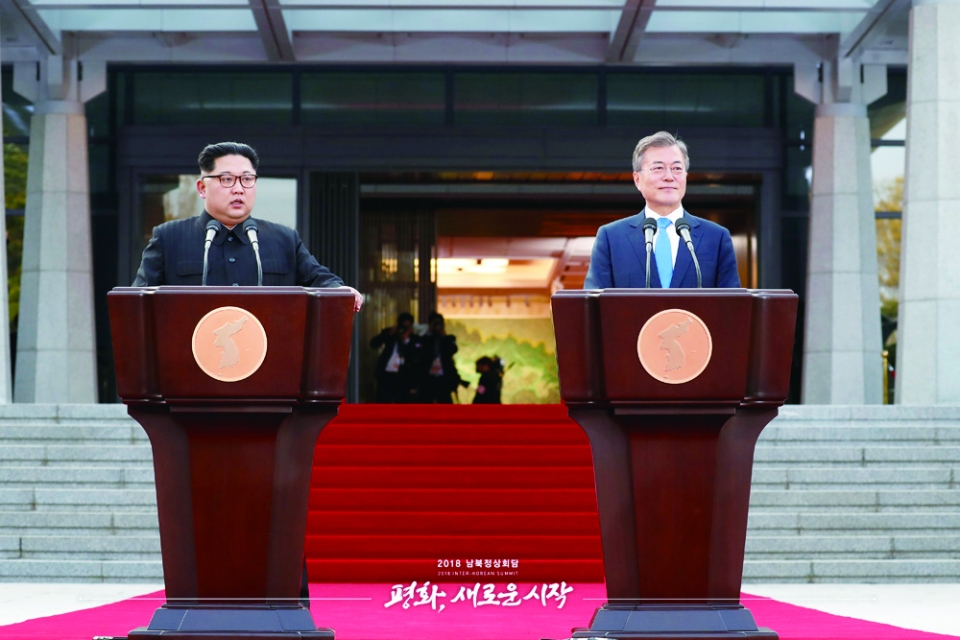 ▲Two Heads of Korea Giving Panmunjom Declaration / KoreaNet