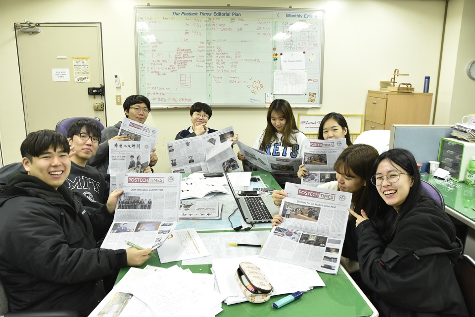 ▲All reporters with newspaper, one day at the weekly meeting