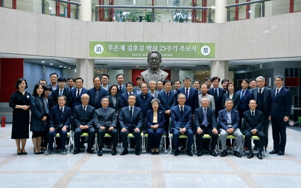 ▲Professors and faculty members in front of the statue of Dr. Kim