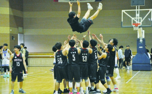 ▲Excited basketball players at Sports Complex, KAIST