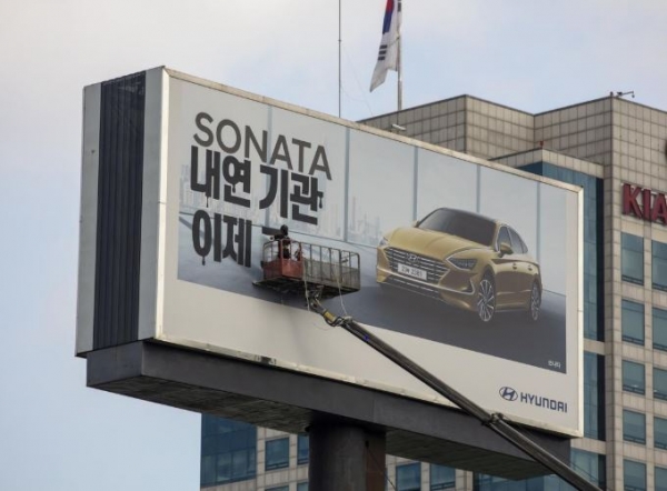 ▲"No more internal combustion engines" on a billboard