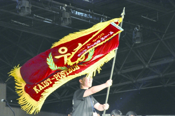 ▲Head of PKSW preparatory committee Park Hee-won (MSE 17) with the winning flag