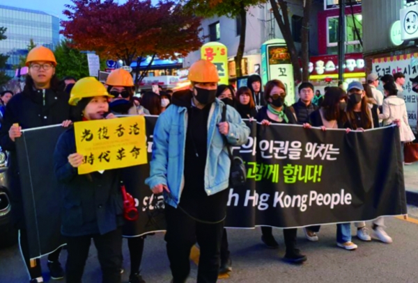 ▲A group of Koreans and Hong Kong expatriate rally