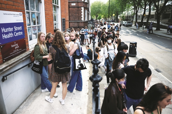▲On June 5, 2021, people queue outside the vaccination center in London, having the choice (not) to wear masks / Reuters