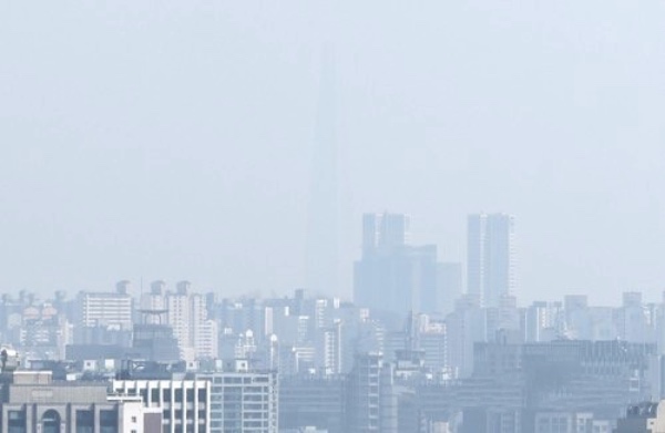 ▲ A city trapped in fine dust / YONHAP