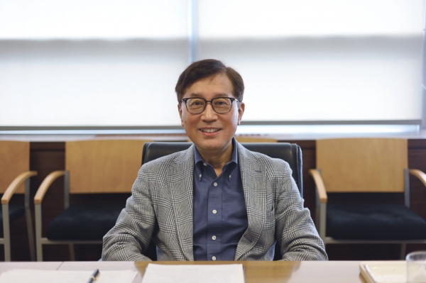▲9th President of POSTECH Seong Keun Kim interviewing with The Postech Times