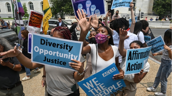 ▲Protestors near the U.S. Supreme Court demonstrating in favor of affirmative action / The New York Times