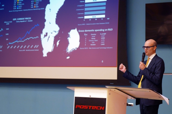 ▲Ambassador Danial Wolvén giving special lecture at POSTECH