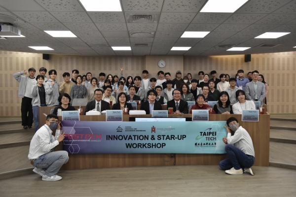 ▲Reporters and professors participating in the Innovation & Start-up Workshop gather for a group photo at NTUT