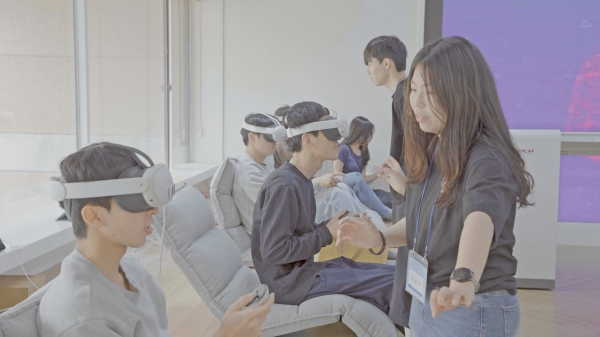 ▲교내 구성원을 대상으로 VR 기기 시연을 진행하고 있다.(출처: 메타버시티 교육추진단)