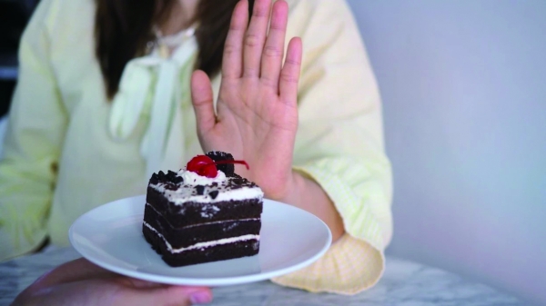 ▲A woman refusing a dessert to manage her blood sugar / Bestlifeonline