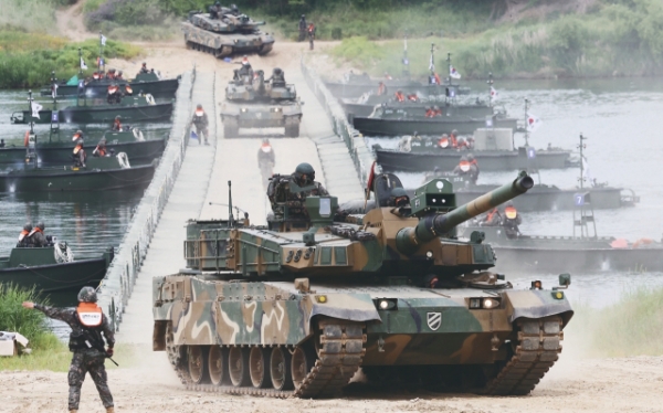 ▲K2 Black Panther tank crossing a bridge during crossing training / Herald Corporation