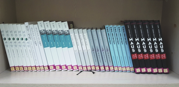 ▲Books on the bookshelf in Tae-Joon Park Digital Library