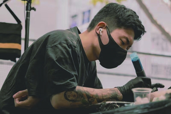 ▲A tattooist working on a design / Hypebeast