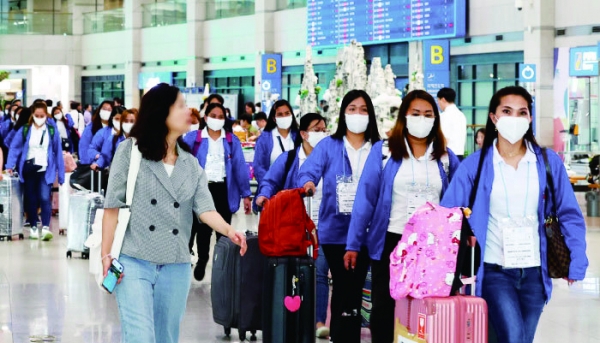 ▲Foreign domestic workers are entering Korea through Incheon International Airport / WOMAN DONGA