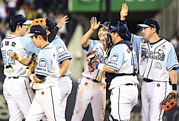 ▲Players wearing Doosan Bears’ Mangomee collaboration uniform / SportsChosun