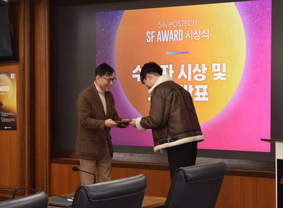 ▲김성근 총장(좌)이 대상을 받은 한양대 박건률 씨(우)에게 상장을 수여하고 있다