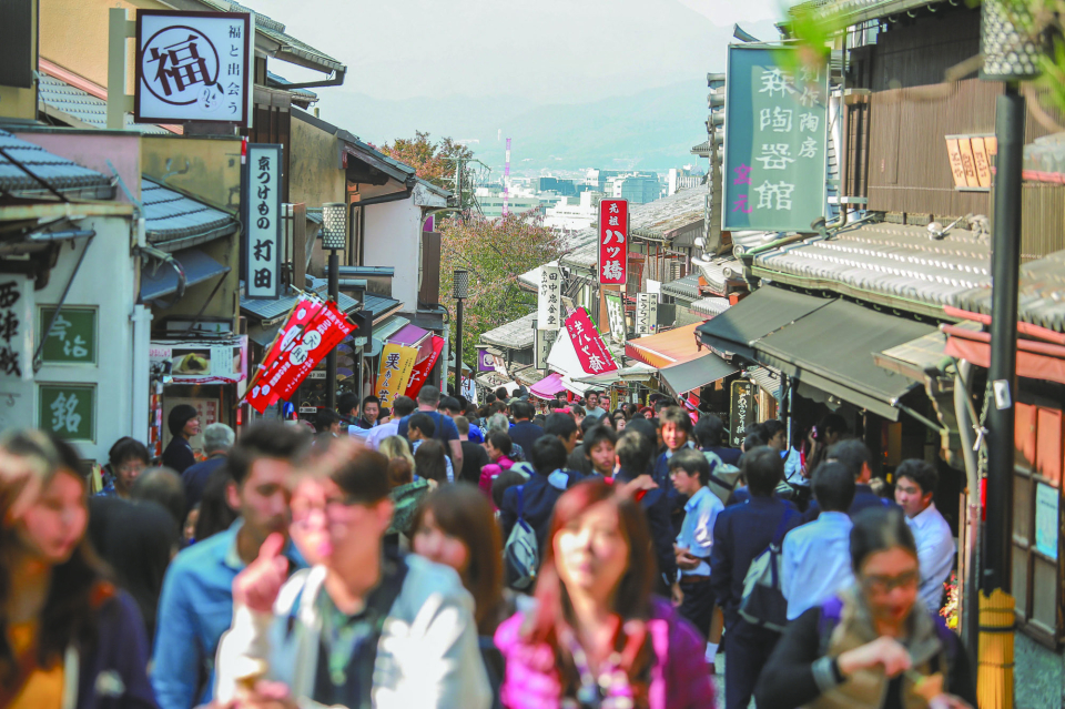 ▲A street in Kyoto is crowded with tourists / gettyimages