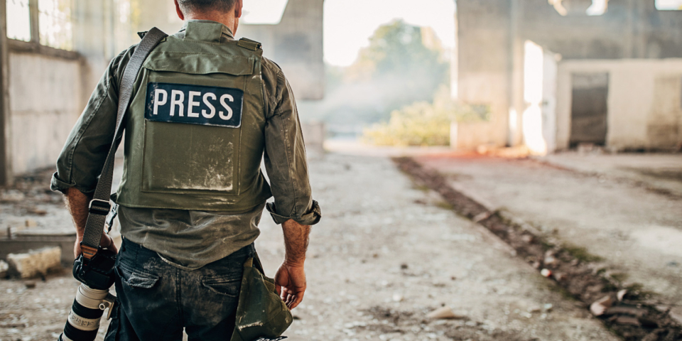 ▲War journalist with camera in an active war zone / gettyimages