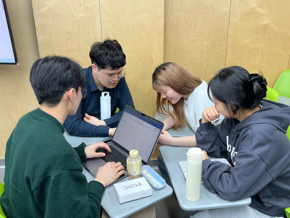 ▲ Freshmen participating in Future Planning for College Life
