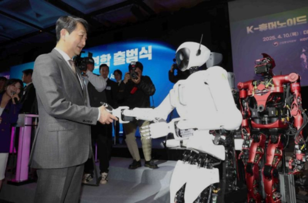 ▲Minister Ahn shaking hands with a humanoid robot at the launching ceremony / Ministry of Trade, Industry and Energy