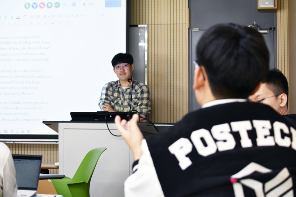 ▲Modern Society and Technology’s English discussion