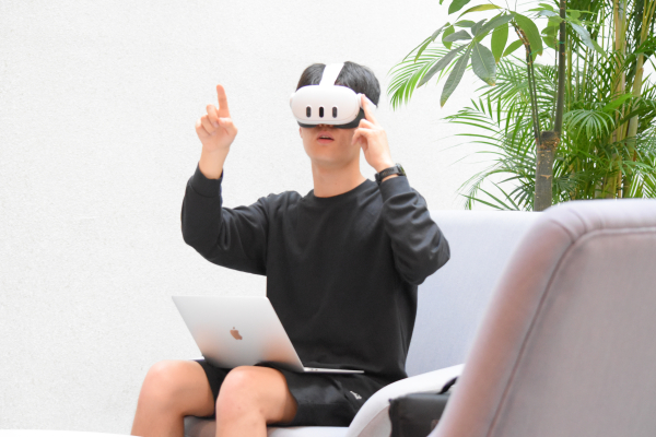 ▲A student wearing VR device exploring interactive learning contents