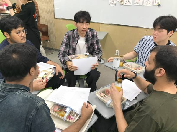▲간담회에 참여한 학생들이 언어 교환 시간에 이야기를 나누고 있다(출처: 언어문화원 제공)